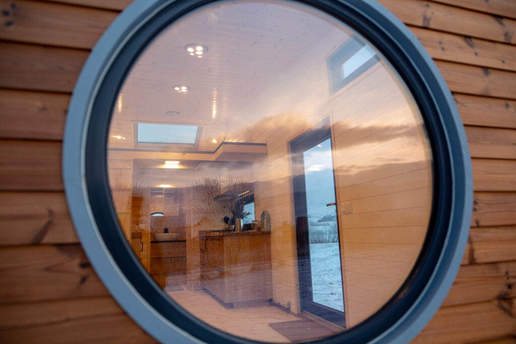 Kruhové okno tiny house